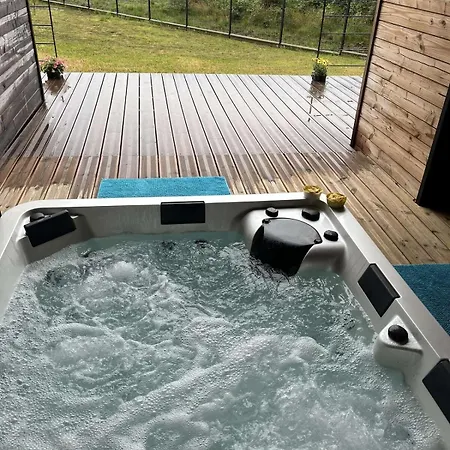 Beautiful House With A Hot Tub And Garden Сasa de vacaciones *